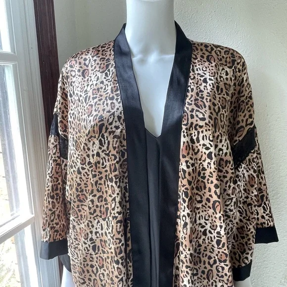 Victoria’s Secret leopard and lace kimono robe - Picture 4 of 11